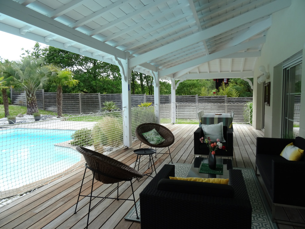 Réalisation d'un porche d'entrée de maison arrière marin de taille moyenne avec une terrasse en bois et une extension de toiture.