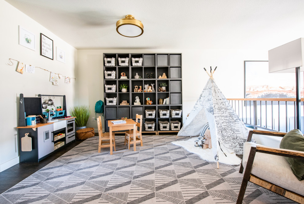 Cette photo montre une chambre d'enfant de 1 à 3 ans tendance de taille moyenne avec parquet foncé, un sol marron et un mur blanc.