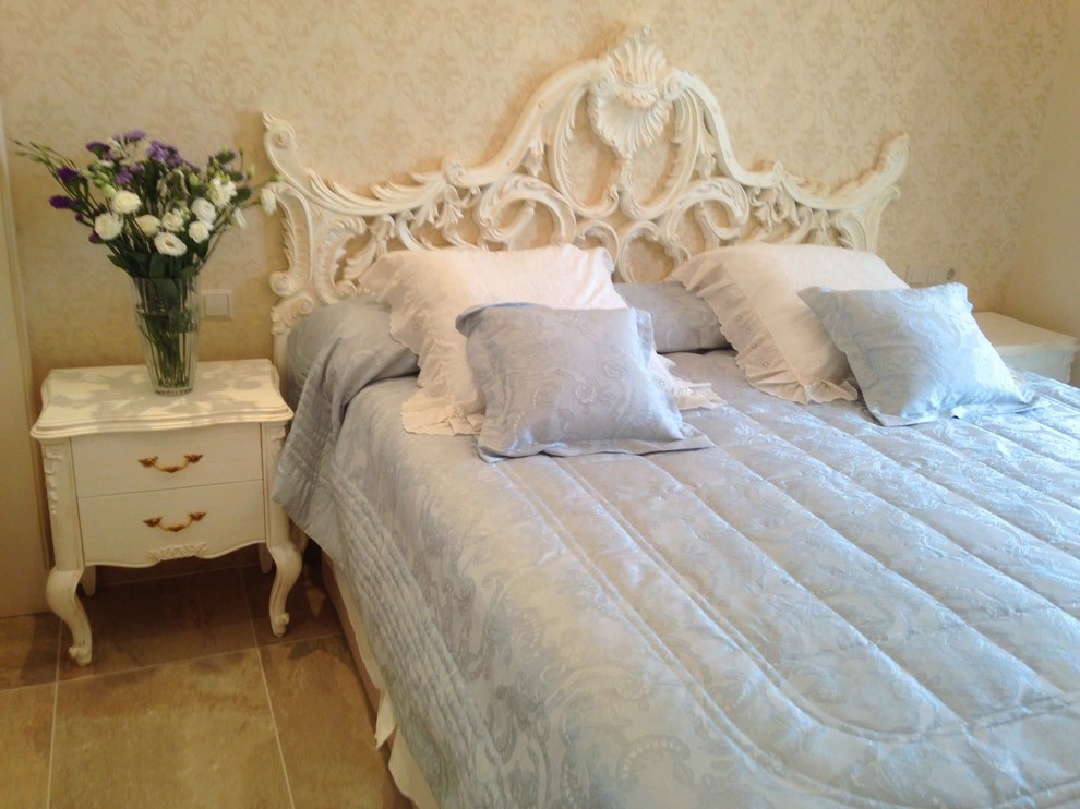 Dormitorio?[Diseño de dormitorio With paredes beige and suelo de baldosas de cerámica ]:[Diseño de dormitorios With paredes beige and suelo de baldosas de cerámica ]