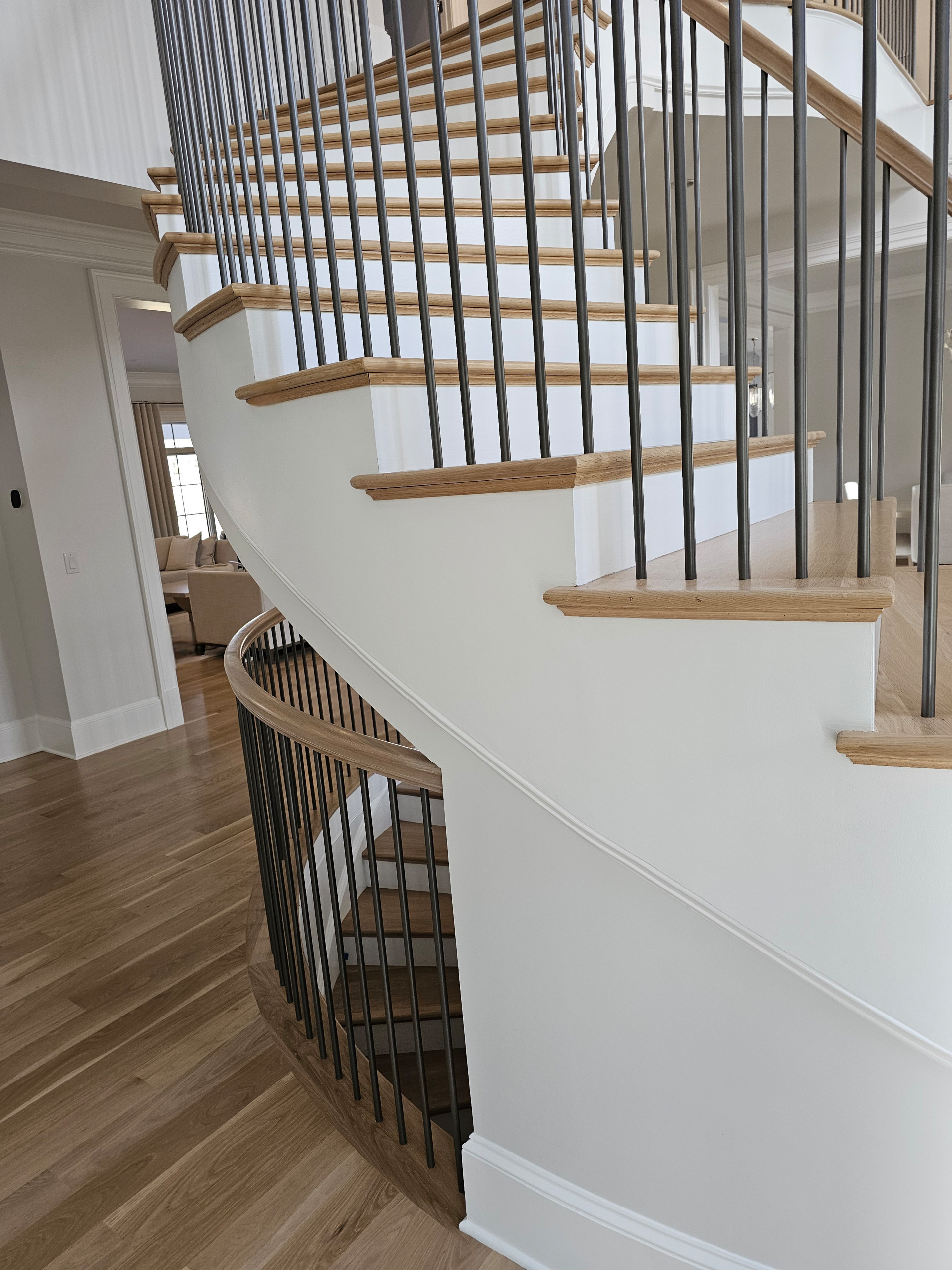 116_Elegant & Eye-catching Curved Staircase, Leesburg VA 20175