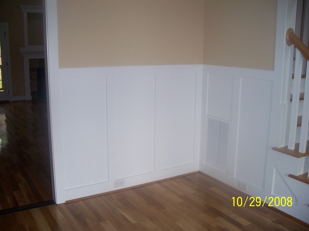 Example of a transitional entryway design in Orange County