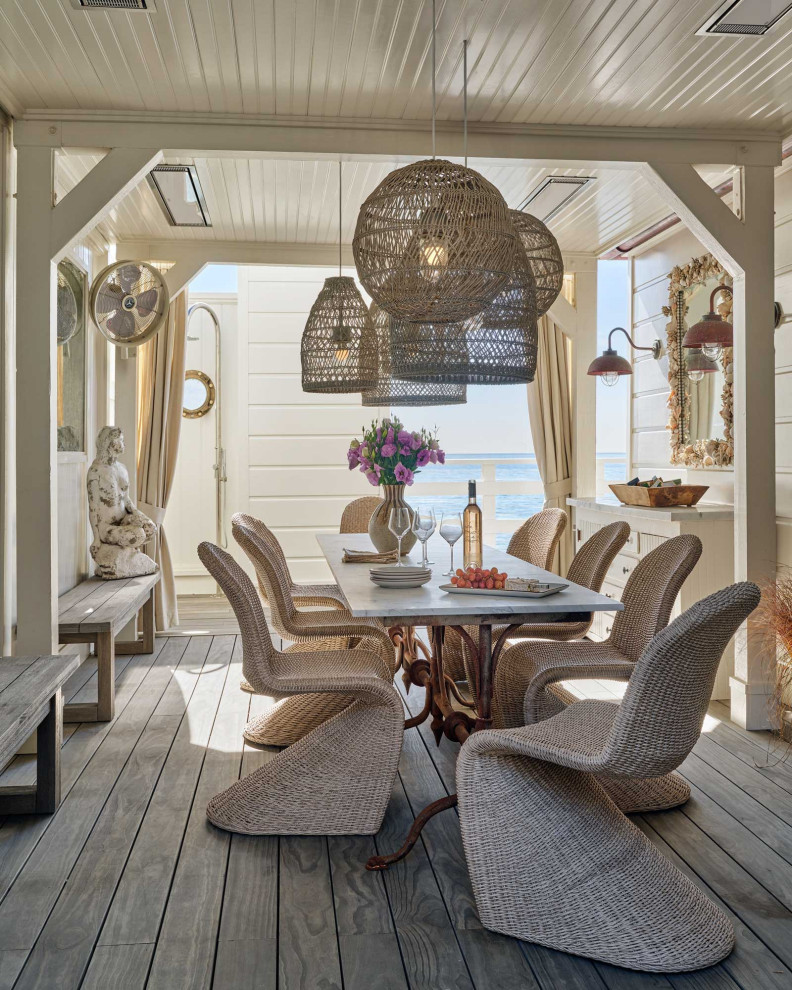 Beach style deck photo in Los Angeles