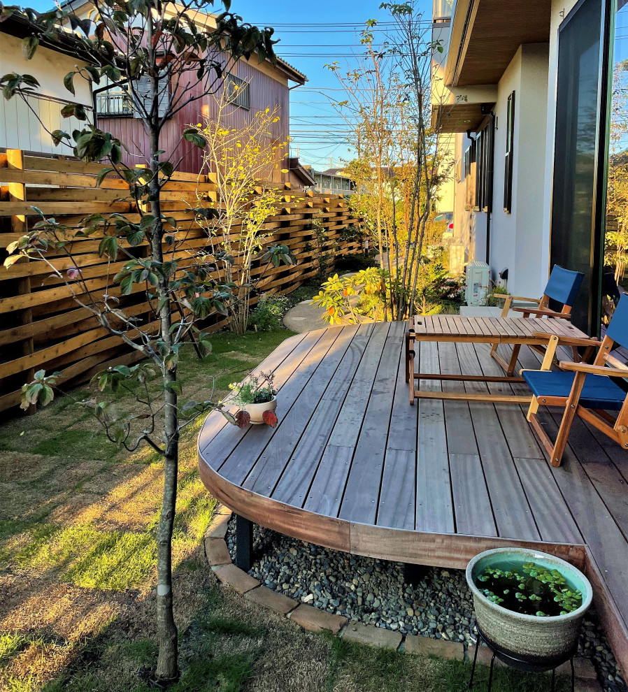Modelo de terraza de estilo americano de tamaño medio sin cubierta en patio con privacidad