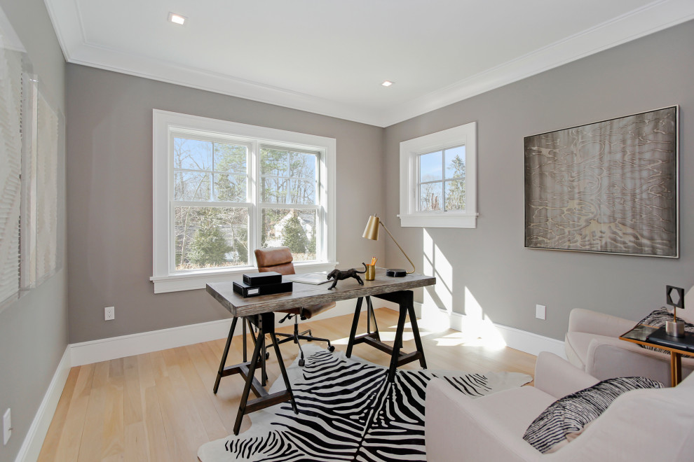 Источник вдохновения для домашнего уюта: кабинет среднего размера в современном стиле с серыми стенами, светлым паркетным полом и отдельно стоящим рабочим столом