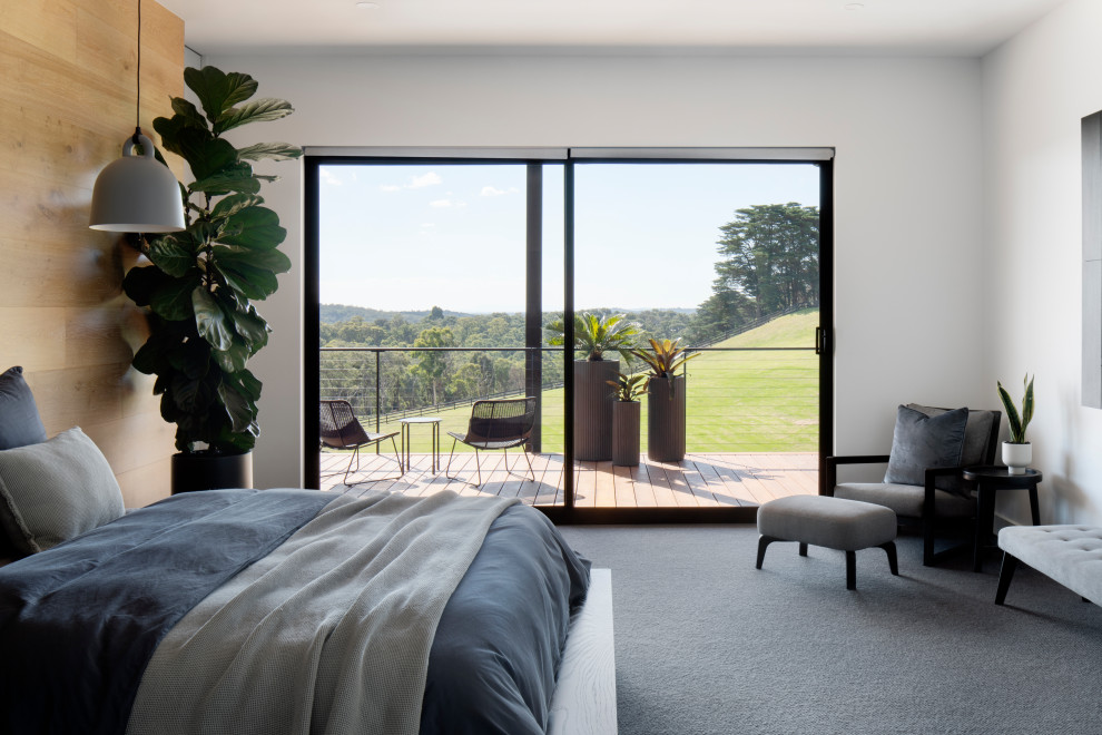 Großes Modernes Hauptschlafzimmer mit beiger Wandfarbe, Teppichboden, grauem Boden und Holzdielenwänden in Melbourne