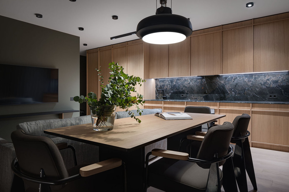 Foto di una sala da pranzo aperta verso la cucina scandinava di medie dimensioni con pareti grigie, pavimento in legno massello medio, pavimento beige e boiserie