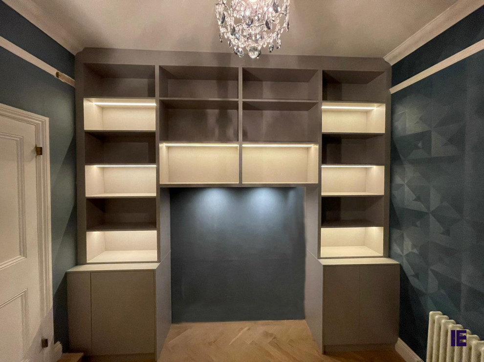 Ejemplo de armario contemporáneo grande con armarios con paneles lisos y puertas de armario de madera en tonos medios