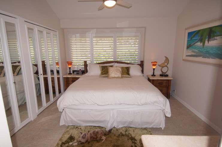 Bedroom - traditional bedroom idea in Hawaii