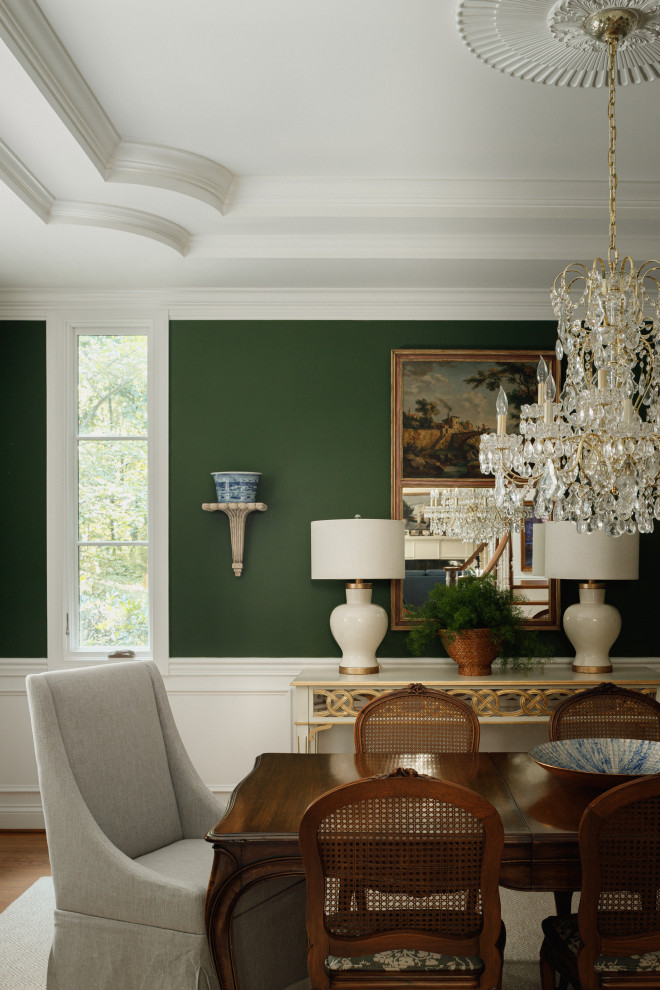 Inspiration pour une grande salle à manger ouverte sur la cuisine traditionnelle avec un mur vert, un sol en bois brun et un plafond décaissé.