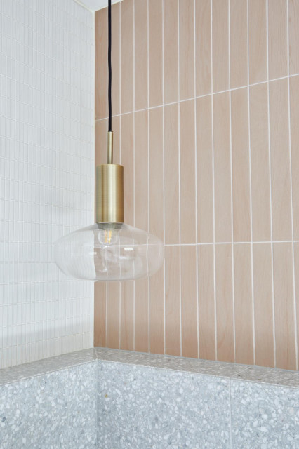 R&eacute;tro-girly transitional-bathroom