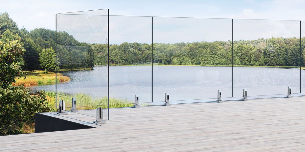 Цельностеклянное ограждение на террасе