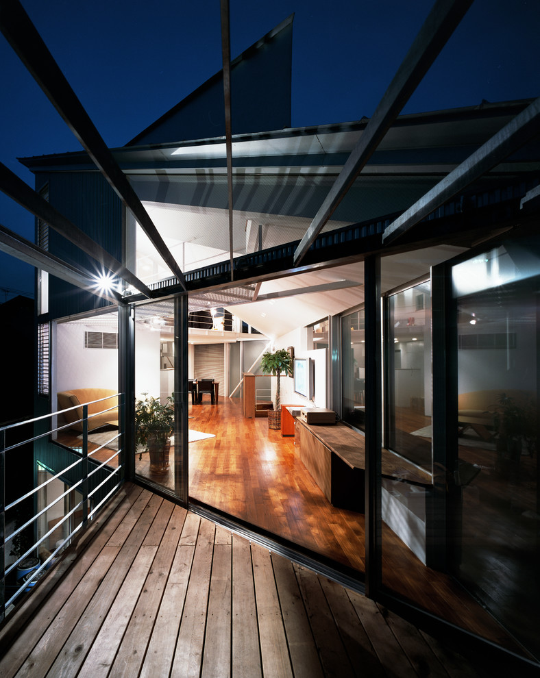 Imagen de terraza minimalista de tamaño medio en azotea con pérgola