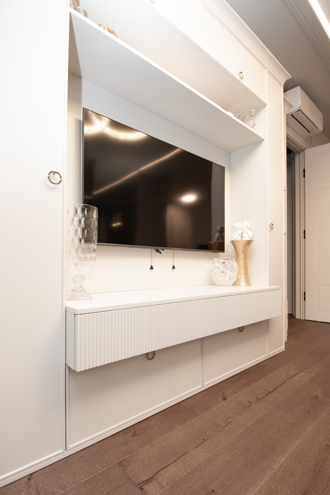 Стеллаж в гостиную для оформления ТВ-зоны