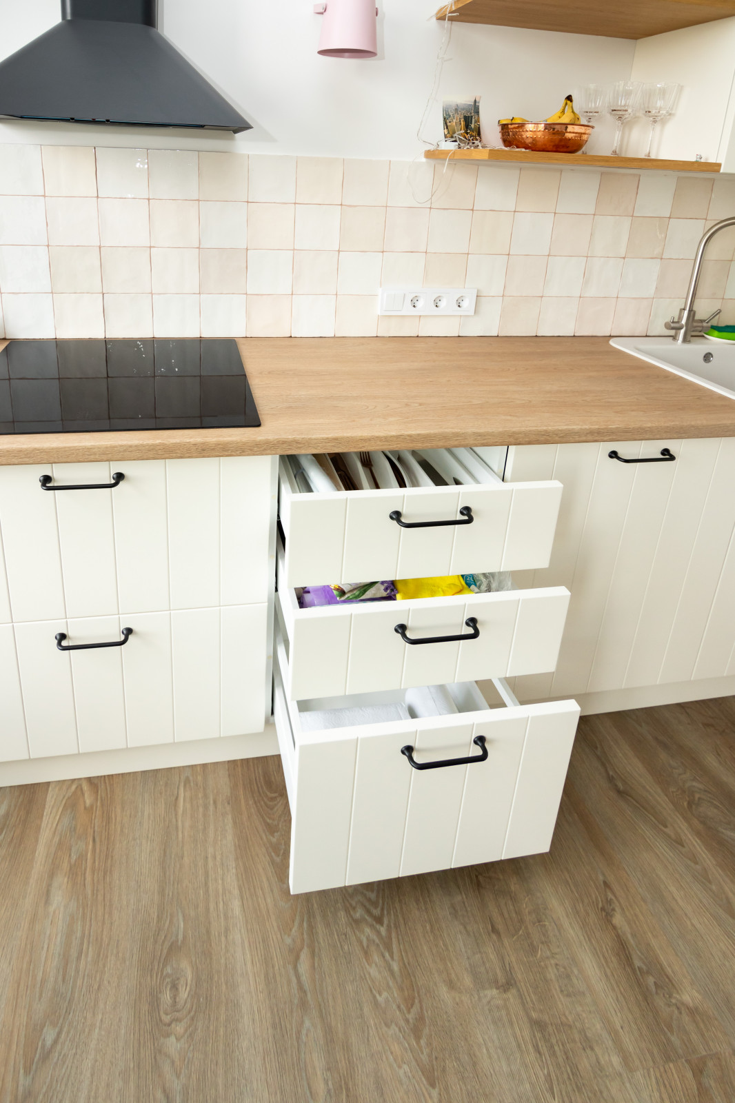 Светлая кухня в стиле скандинавский минимализм с деревянными элементами