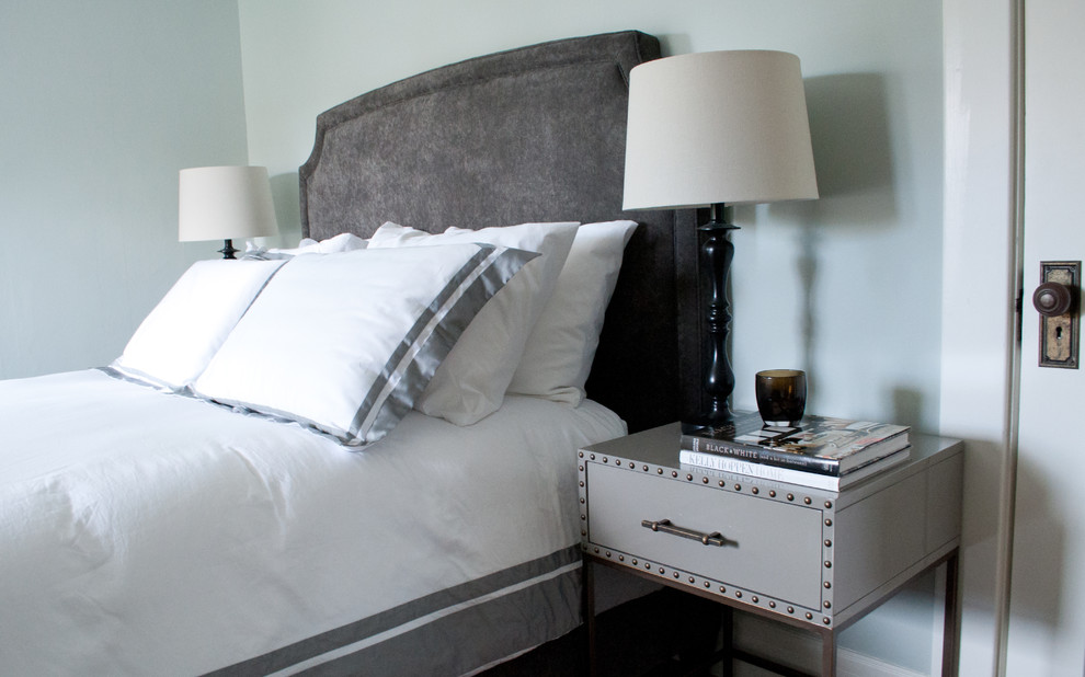 Photo of a mid-sized transitional guest bedroom in Seattle with blue walls and medium hardwood floors.