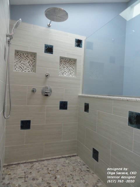 Idéer för att renovera ett mellanstort funkis badrum, med ett fristående handfat, luckor med glaspanel, skåp i mörkt trä, bänkskiva i kvartsit, en kantlös dusch, en toalettstol med hel cisternkåpa, brun kakel, blå väggar och klinkergolv i porslin