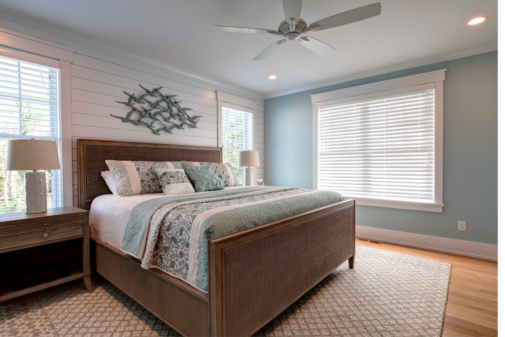 Стильный дизайн: гостевая спальня среднего размера, (комната для гостей) в классическом стиле с синими стенами, светлым паркетным полом и бежевым полом без камина - последний тренд