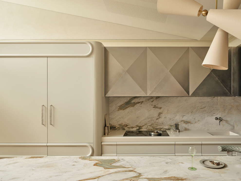 Esempio di un cucina con isola centrale eclettico con lavello sottopiano, ante beige, top in marmo, paraspruzzi multicolore, paraspruzzi in marmo e top multicolore