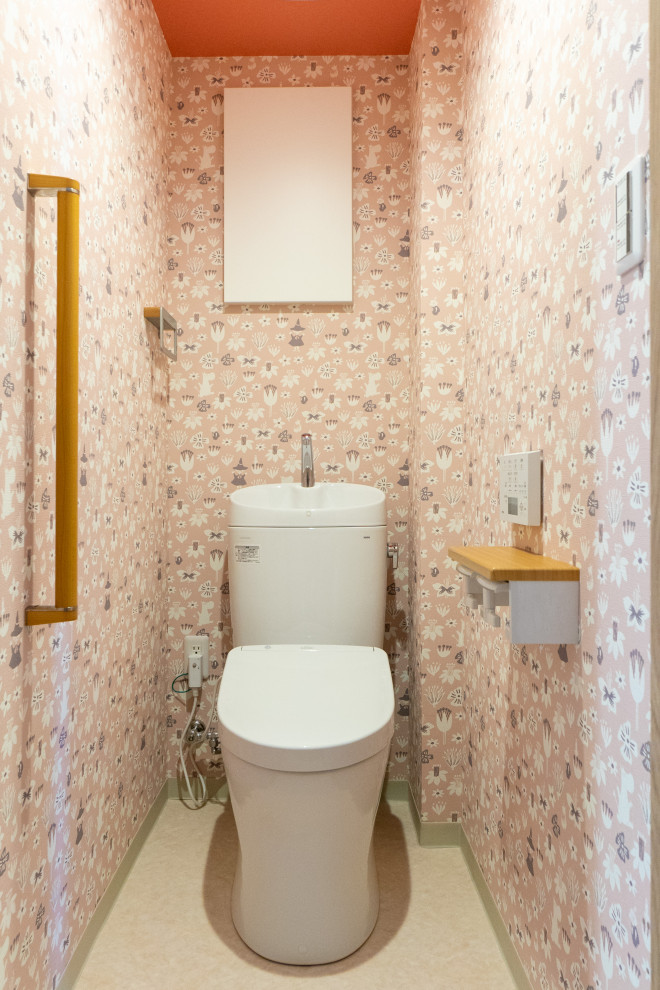 Réalisation d'un WC et toilettes avec un mur rouge, un sol beige, un plafond en papier peint, un sol en vinyl et du papier peint.