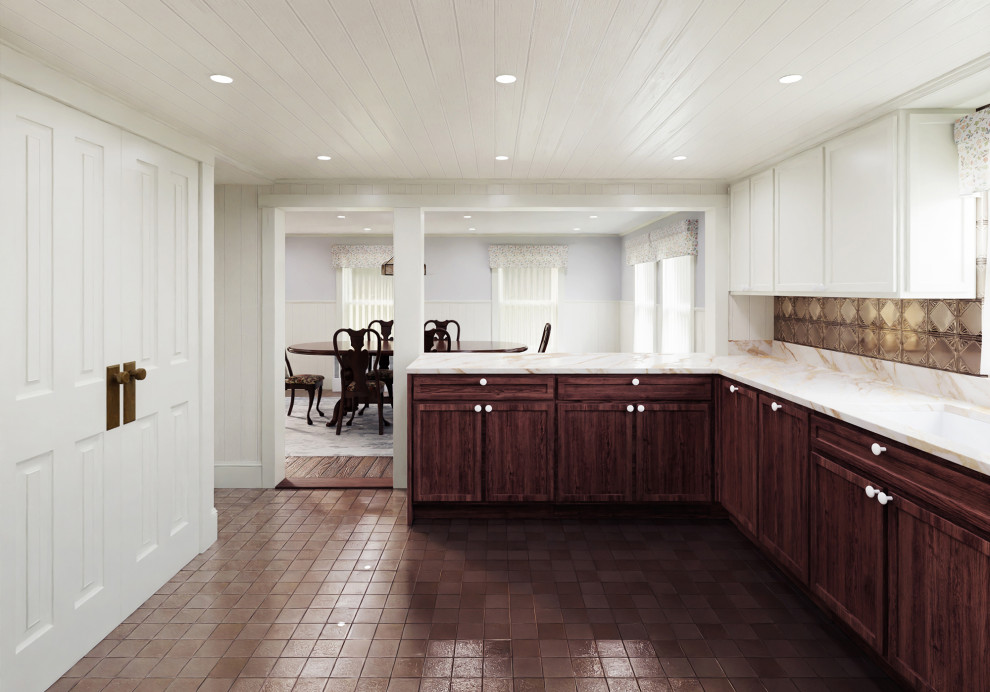 Idéer för avskilda, mellanstora lantliga vitt u-kök, med en undermonterad diskho, luckor med infälld panel, skåp i mellenmörkt trä, marmorbänkskiva, gult stänkskydd, stänkskydd i metallkakel, integrerade vitvaror, klinkergolv i porslin och brunt golv