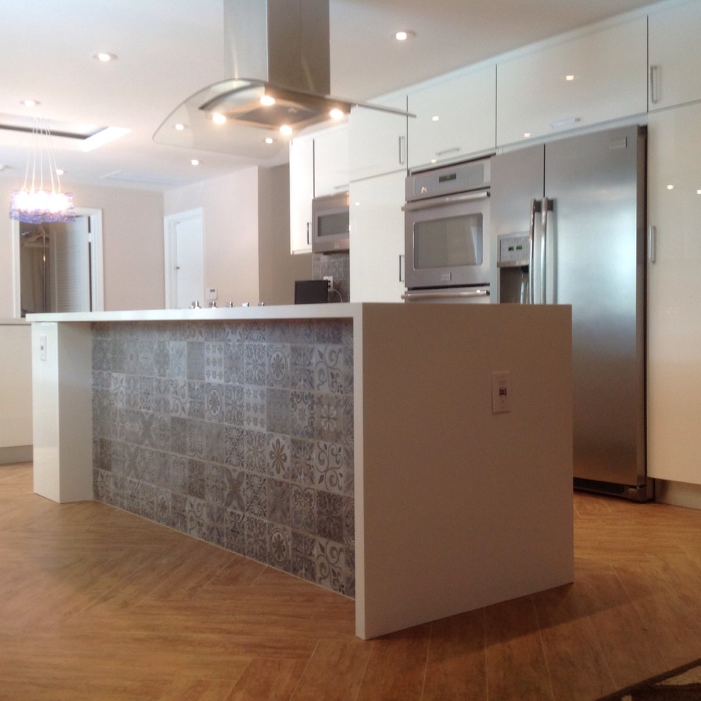 Elegant treatment for the back of the island. Modern spanish look