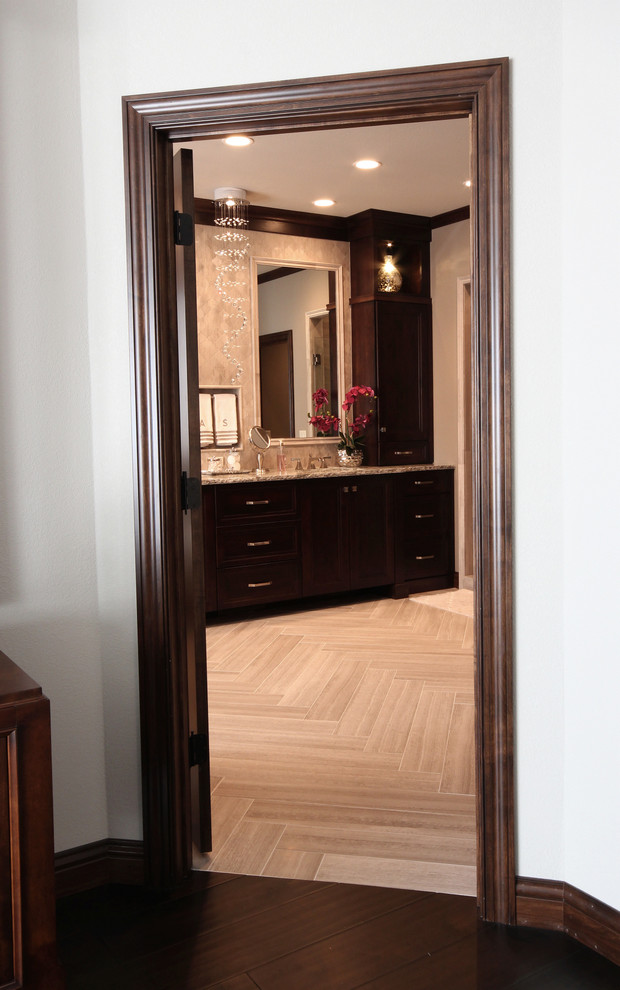 Transitional home design photo in Milwaukee