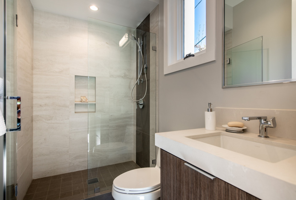 Esempio di una stanza da bagno minimalista con ante di vetro, doccia aperta, WC monopezzo, lavabo da incasso, un lavabo e mobile bagno sospeso