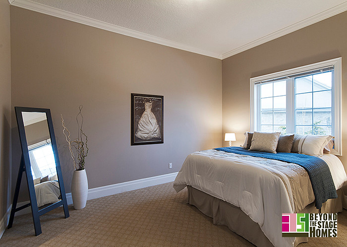 Photo of a transitional bedroom in Toronto.