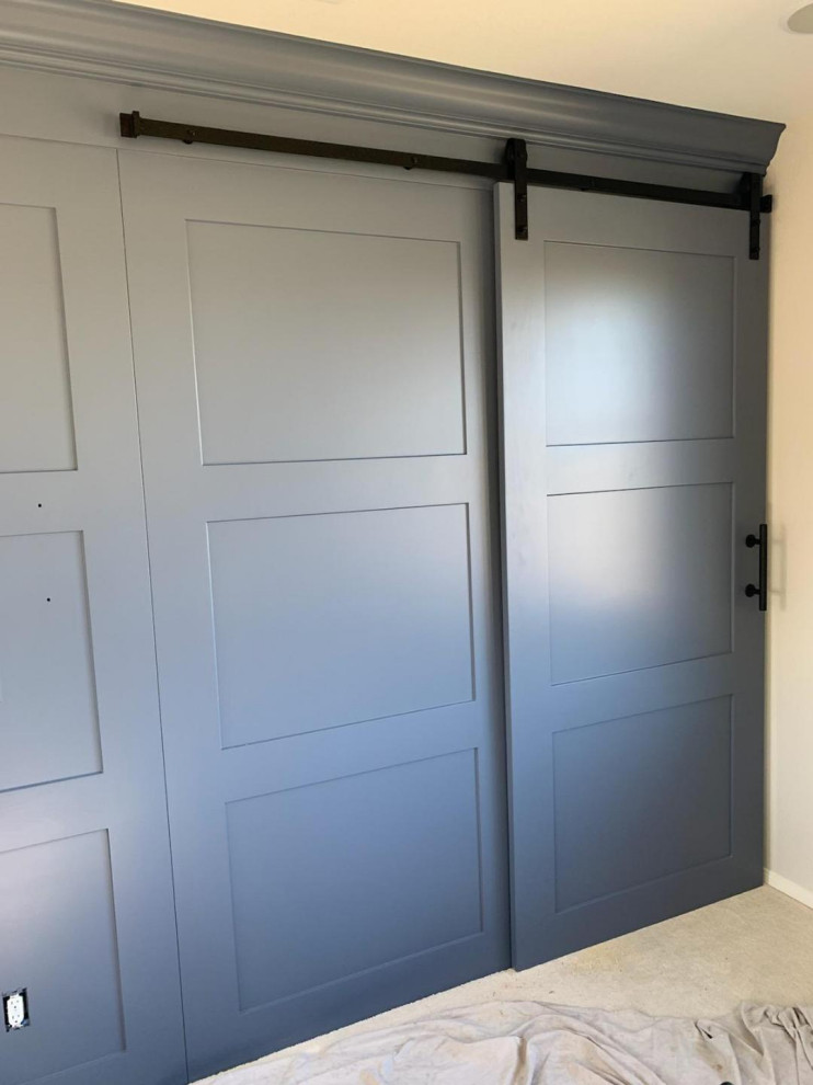 Example of a mid-sized transitional home design design in Orange County
