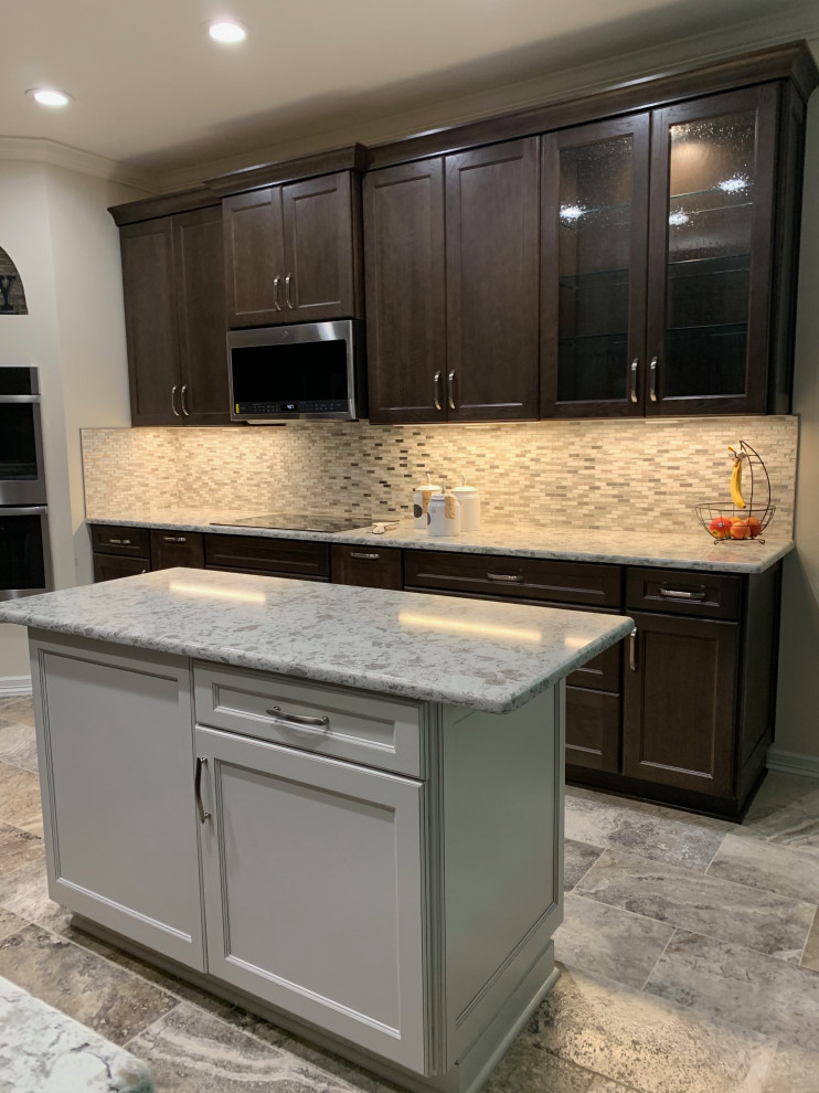 Example of a transitional home design design in Austin