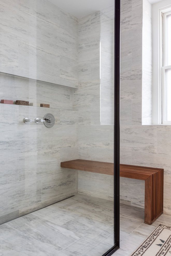 Пример оригинального дизайна: ванная комната в современном стиле с душем без бортиков, мраморной плиткой, мраморным полом, открытым душем, подвесной тумбой и сиденьем для душа