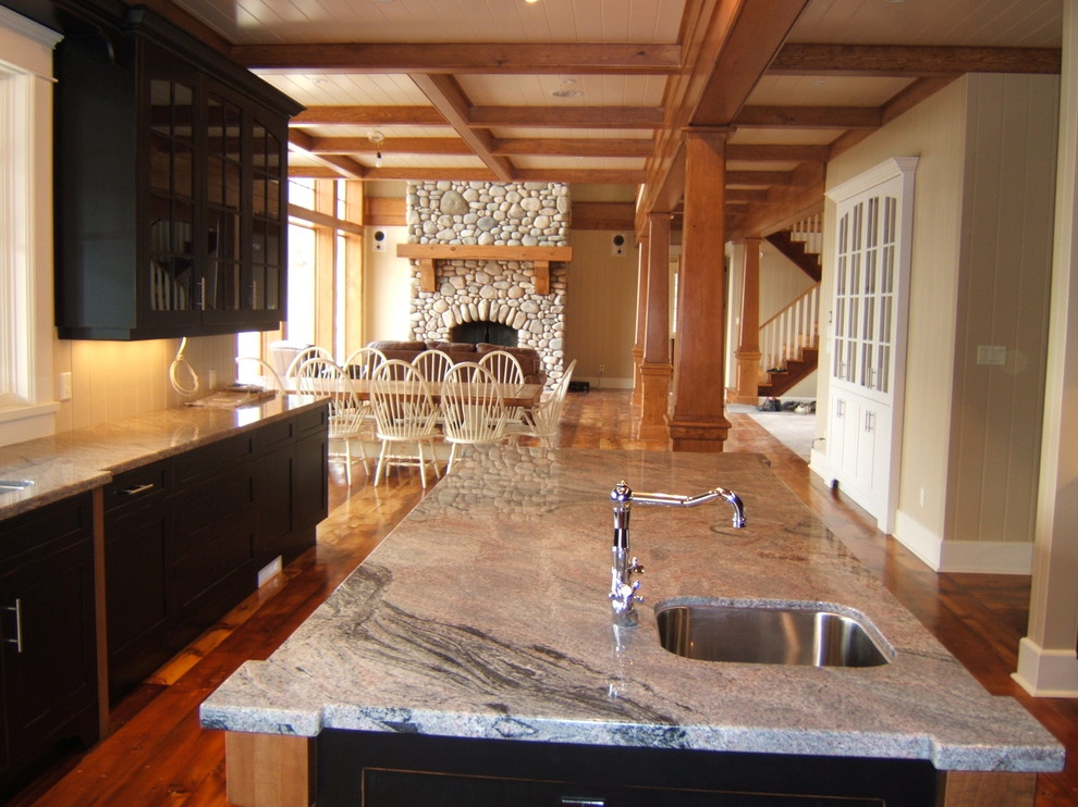 Kitchen - rustic kitchen idea in Toronto