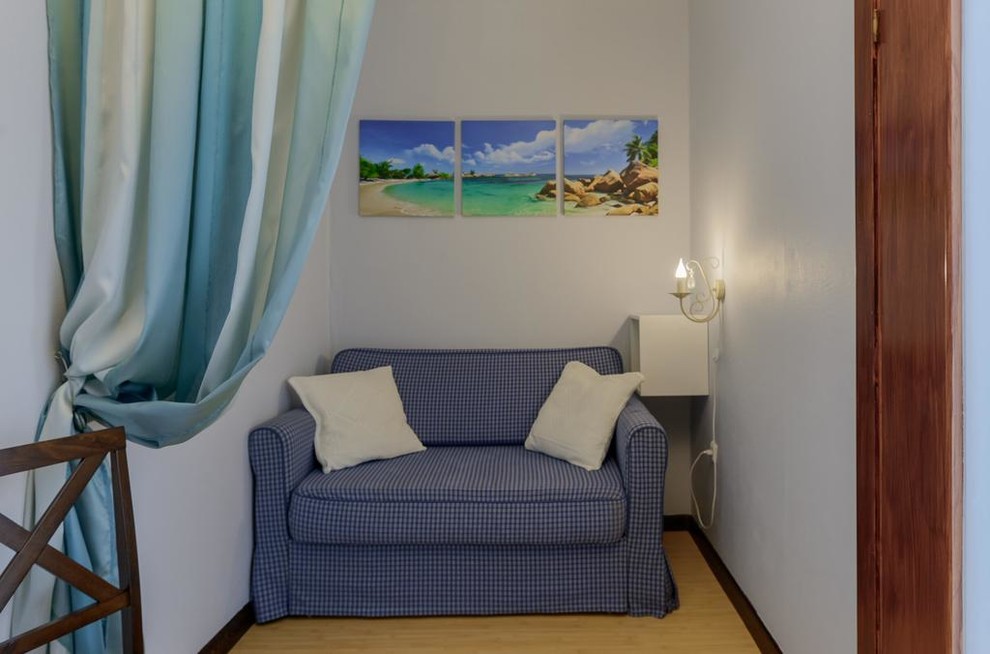 Диванчик за шторой