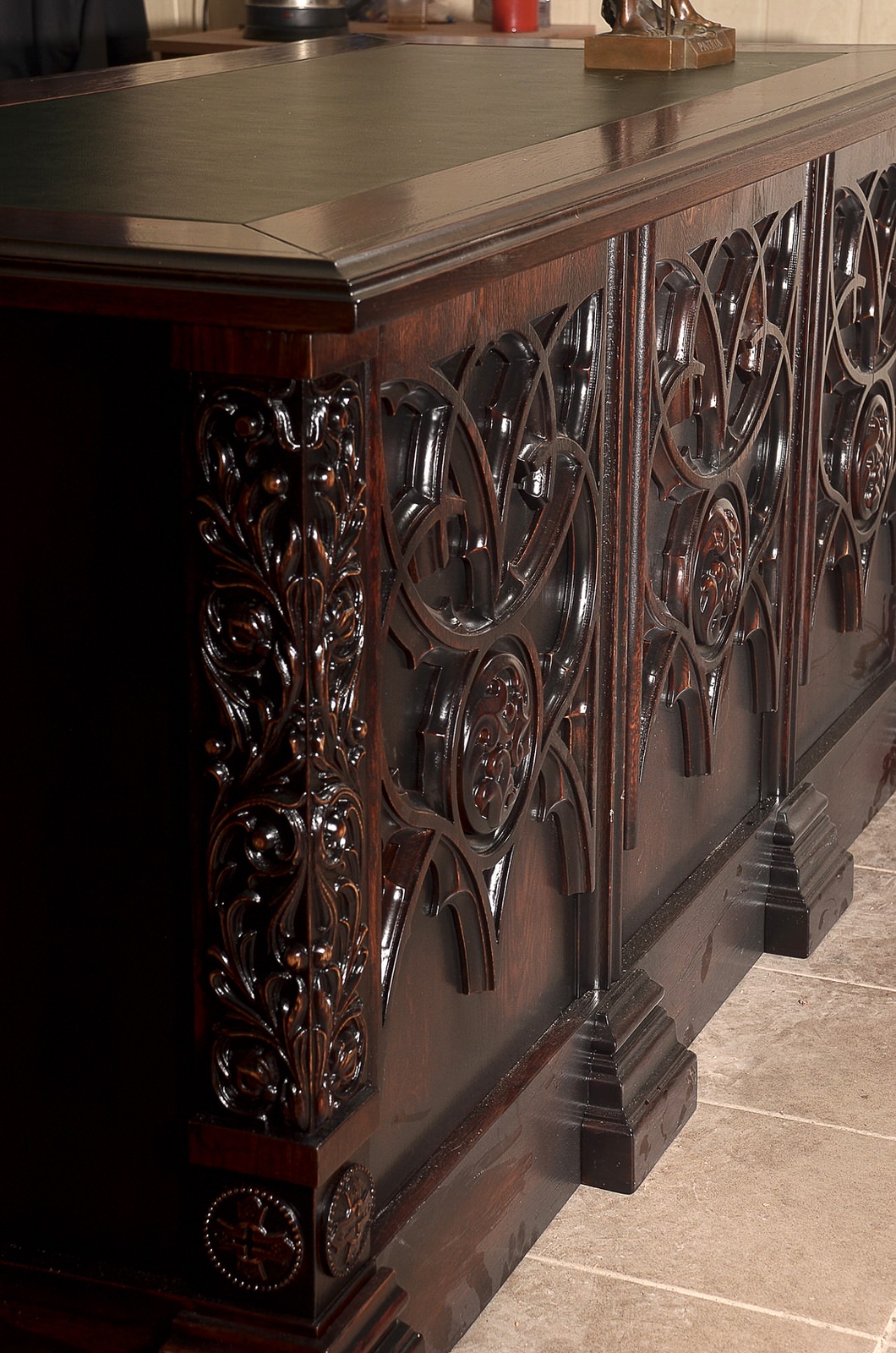 Офисный стол, в готическом стиле