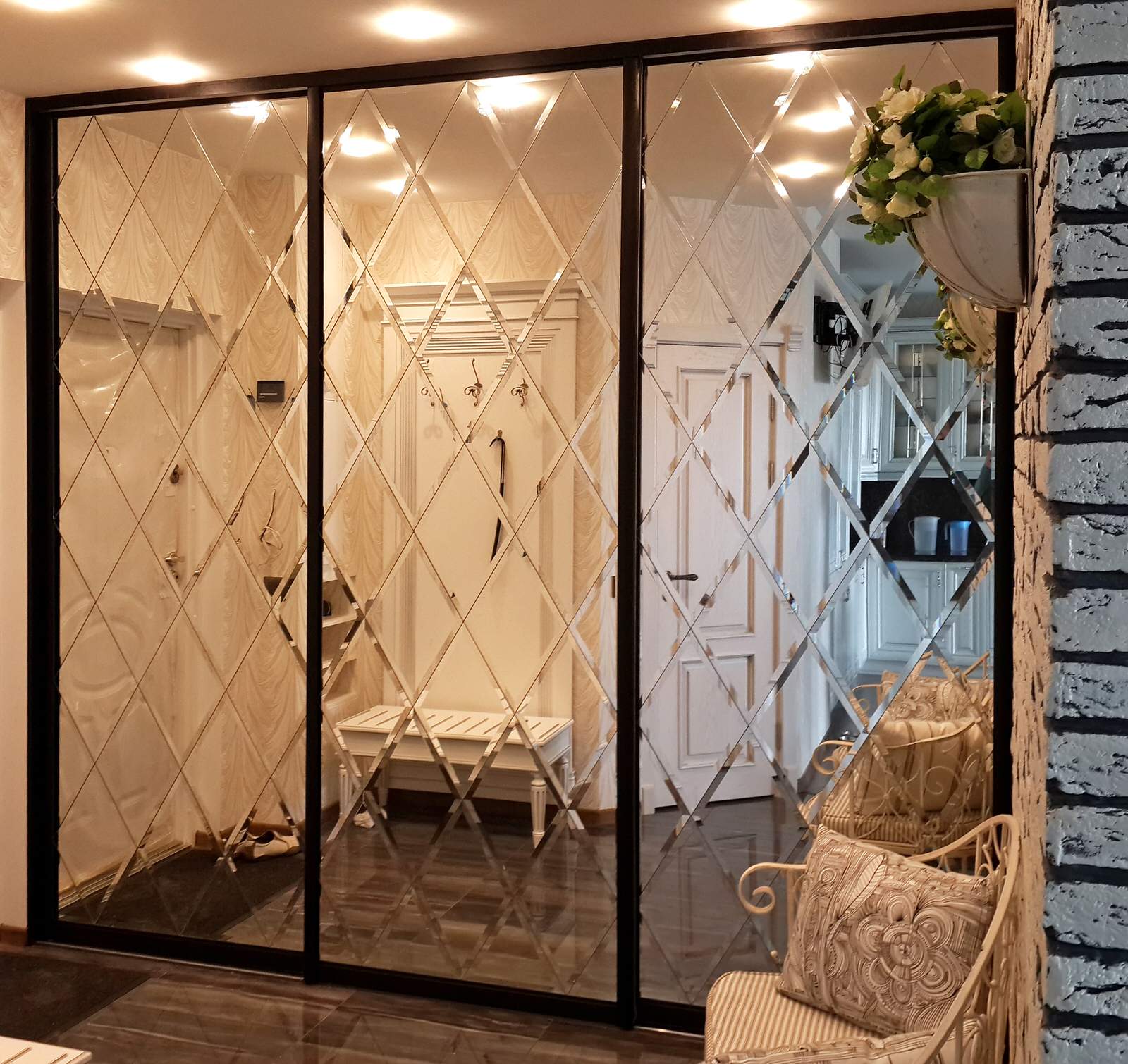 Шкафы-купе с фацетной композицией