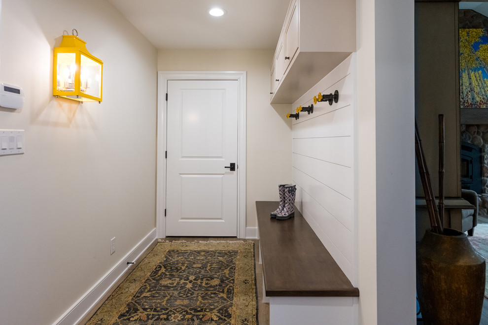 Источник вдохновения для домашнего уюта: входная дверь среднего размера в современном стиле с белыми стенами, паркетным полом среднего тона, одностворчатой входной дверью и входной дверью из светлого дерева