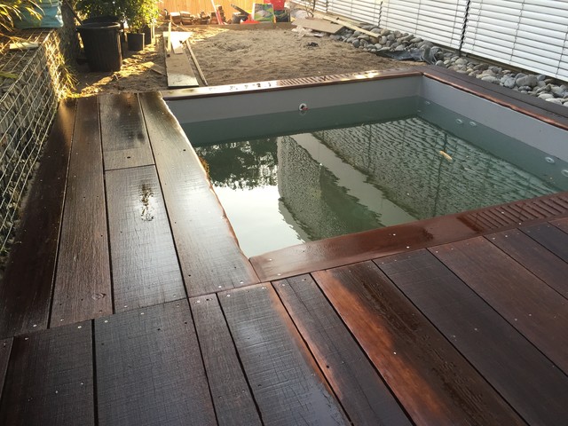 TERRASSE ORIGINALE, GABIONS et GAZON SYNTHETIQUE contemporary-deck