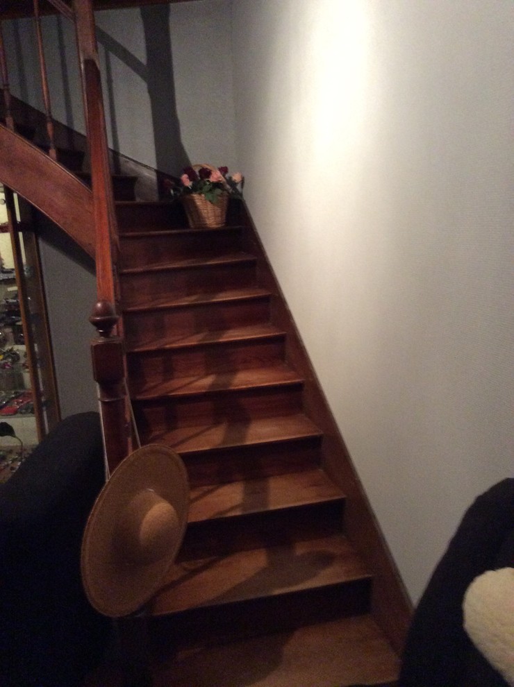 Appliquer de la peinture sur un escalier en bois