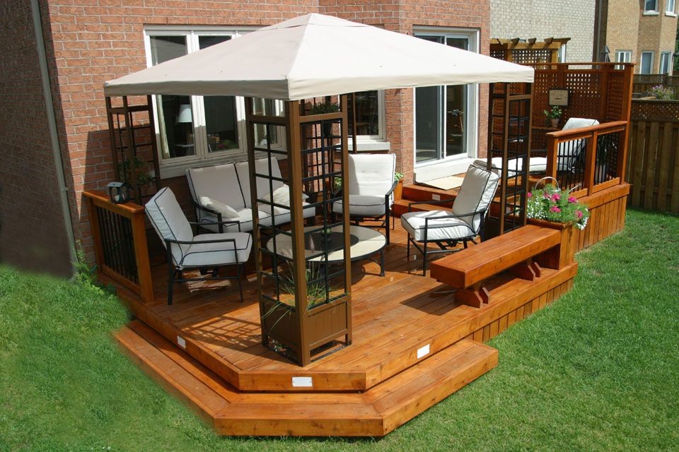 Inspiration for a mid-sized modern backyard deck in Toronto.