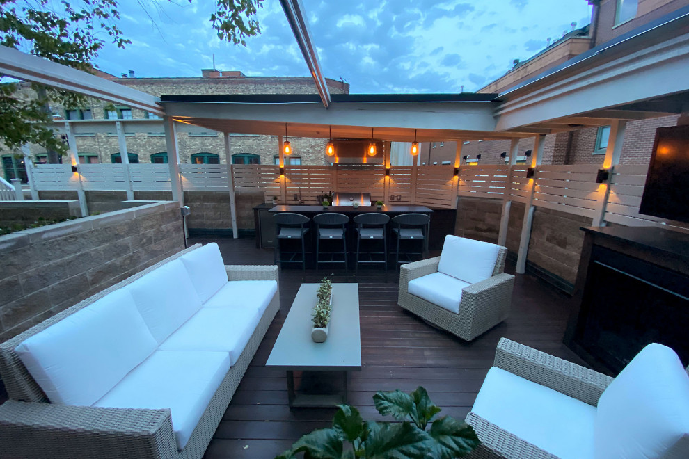 Foto de terraza exótica en patio trasero con privacidad, pérgola y barandilla de varios materiales