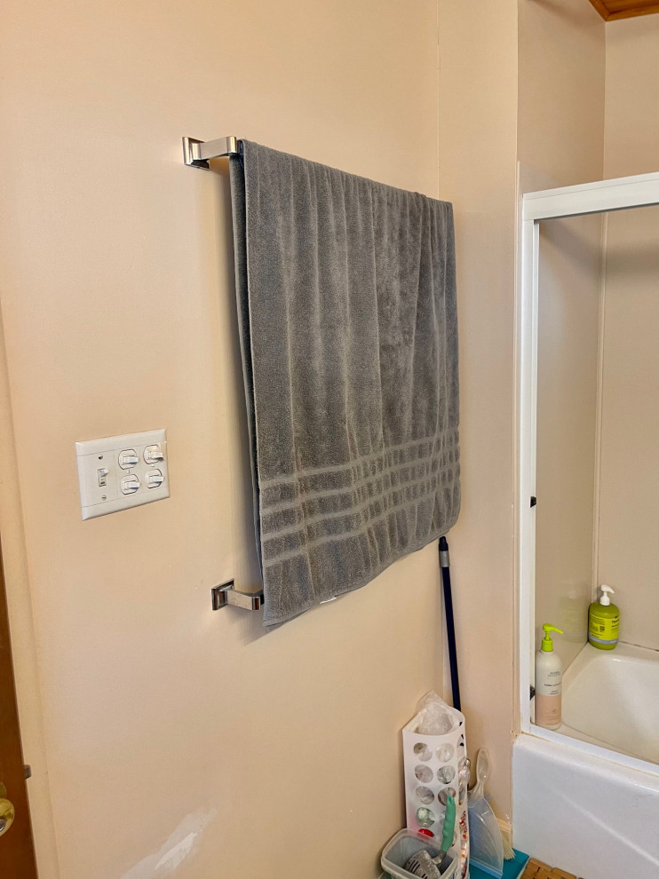 Stacked Tile Master Bathroom in El Cerrito