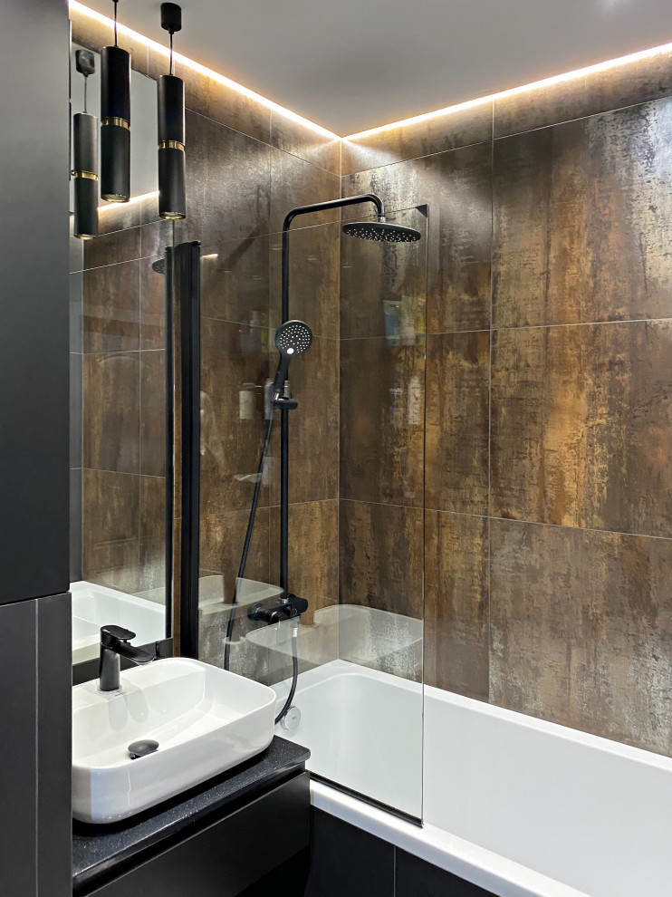 Exempel på ett mellanstort modernt svart svart en-suite badrum, med släta luckor, svarta skåp, en dusch/badkar-kombination, en vägghängd toalettstol, svart kakel, bruna väggar, klinkergolv i porslin, ett fristående handfat, bänkskiva i akrylsten, svart golv och dusch med duschdraperi