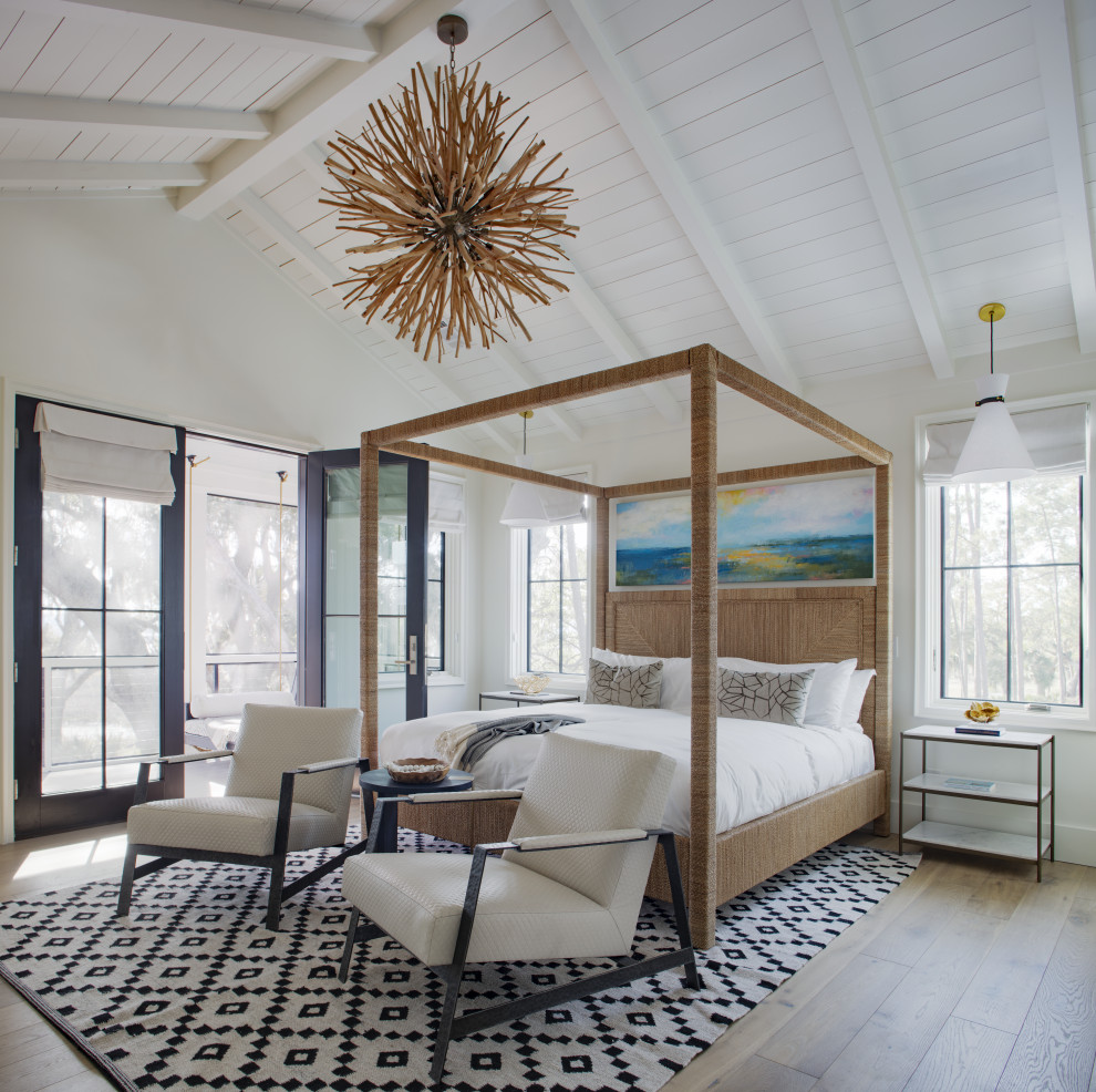 Mittelgroßes Klassisches Hauptschlafzimmer mit weißer Wandfarbe, hellem Holzboden und freigelegten Dachbalken in Charleston