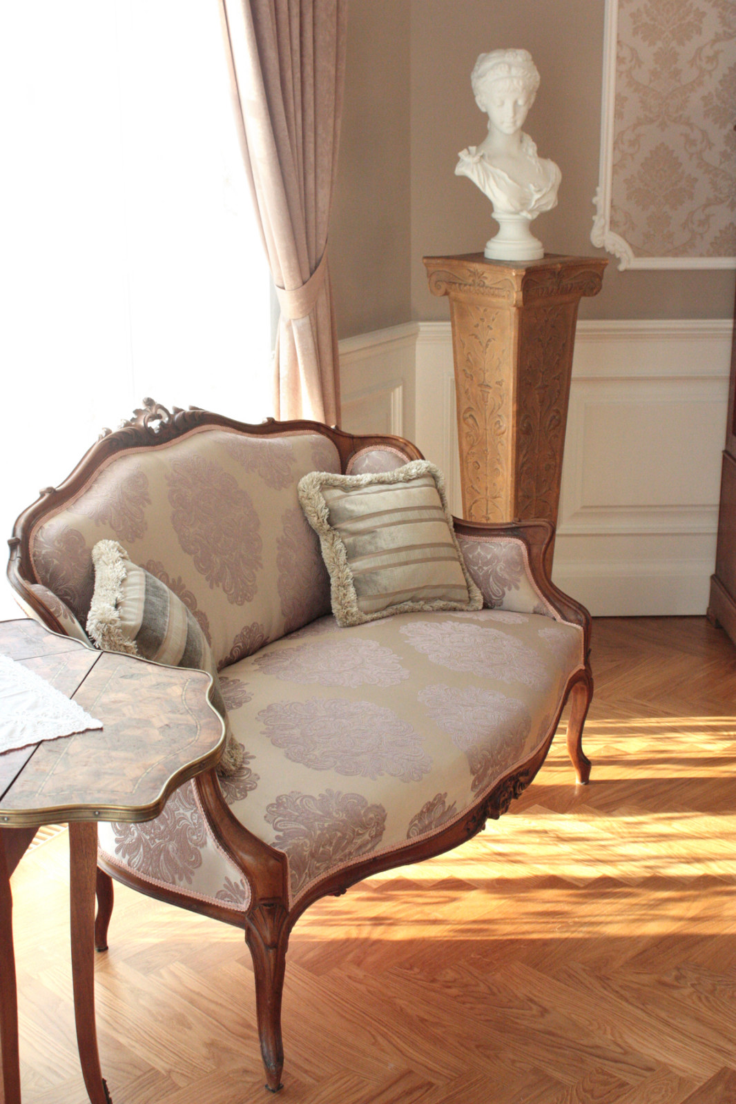 Recreating the Interior of the Chekhov’s Period in a Suburban Residence