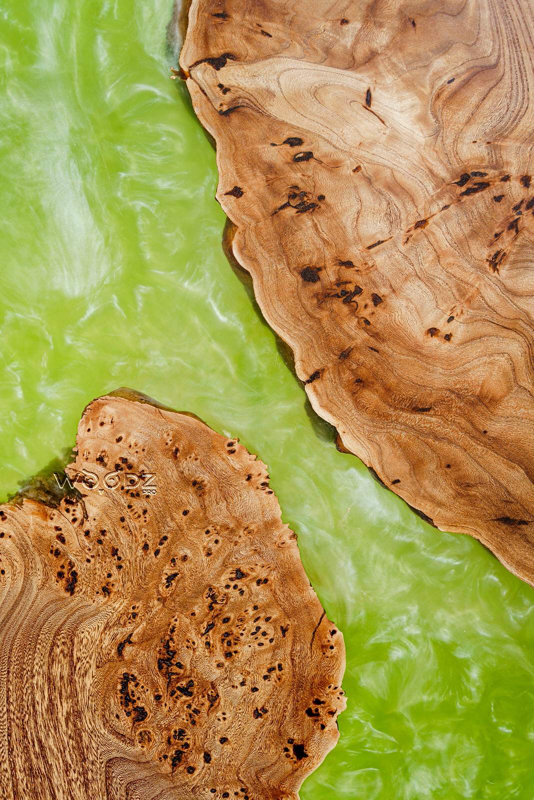 СТол из карагача с зеленой перламутровой рекой