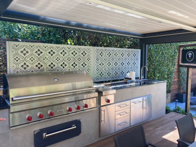 Amersham Entertaining Garden contemporary-deck