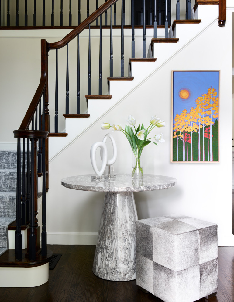 Example of a transitional entryway design in Boston