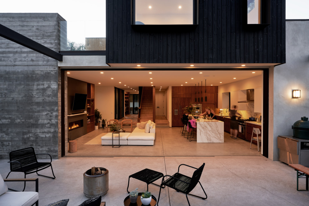 Mittelgroßes, Zweistöckiges Modernes Haus mit schwarzer Fassadenfarbe, Flachdach und Misch-Dachdeckung in Los Angeles
