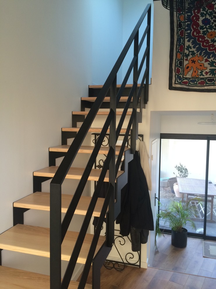 This is an example of a contemporary staircase in Rennes.