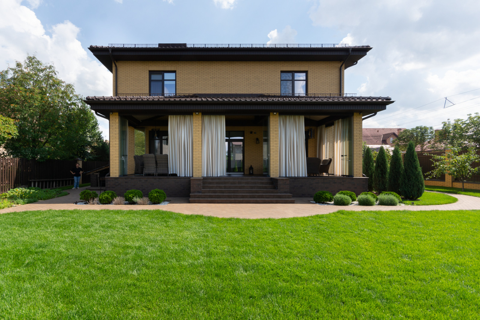 Классическая терраса с безрамным остеклением